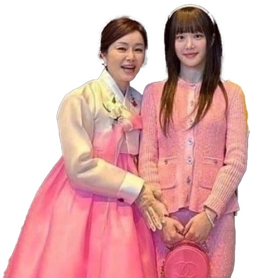 이다인 언니 <b>이유비</b> 핑크 <b>결혼식</b> 하객룩 민폐 VS 괜찮다?... 
