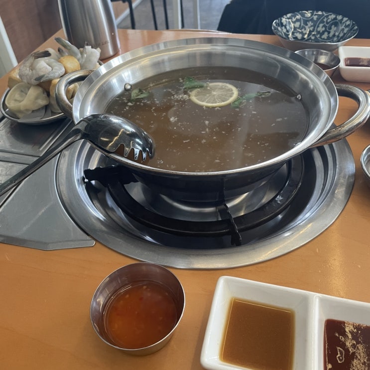  샤브샤브 먹으러 왔다 근데 이름은 모르겠는...