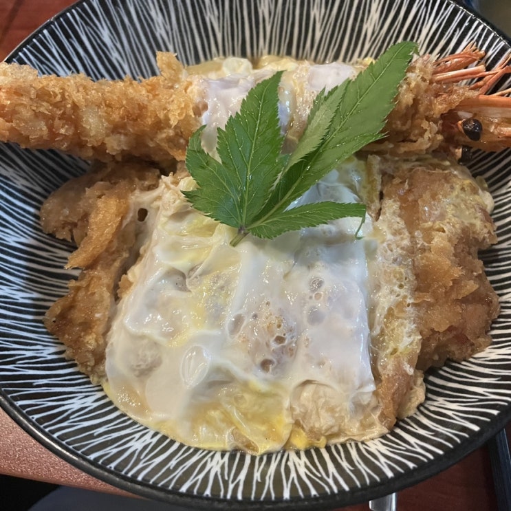  돈부리 먹으러 나와서 돈부리 먹었다