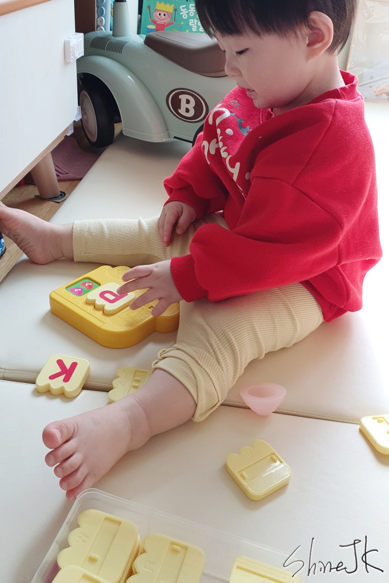 소리를 꽤 잘 따라하는 17개월. 호비 ABC 알파벳카로 놀기 : 네이버 블로그, image size:800x1198