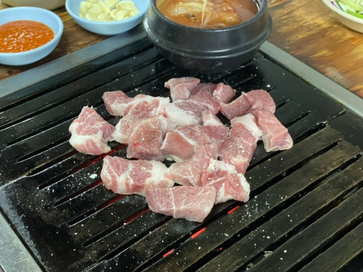 온수역 노포 맛집 고바우에서 연탄불에 구워 먹는 주먹고기