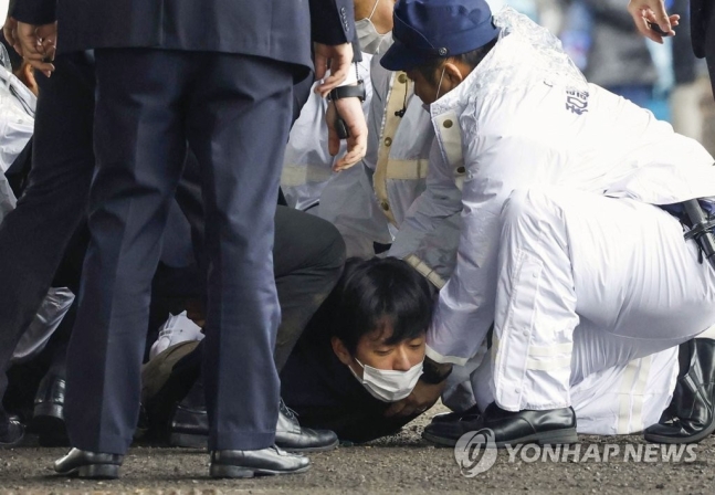 아베 피격 9개월만에 되살아난 악몽…충격 휩싸인 일본 열도 아베 피격 9개월만에 되살아난 악몽…충격 휩싸인 일본 열도