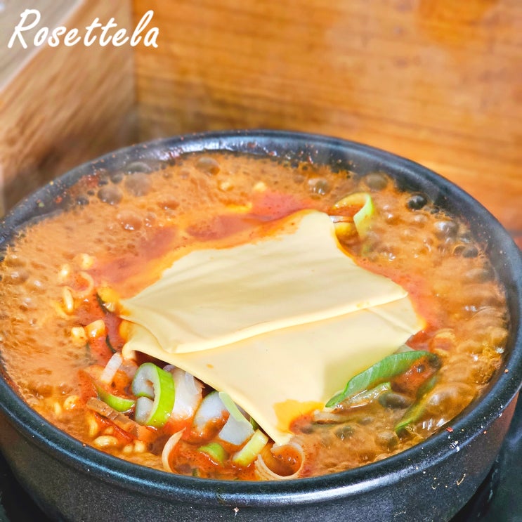 북촌 맛집 경춘자의라면땡기는날 매운 짬뽕라면 치즈 2장 추가