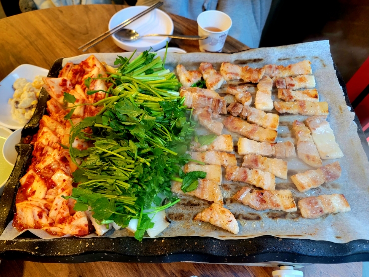  [영등포구청 맛집] 미나리 향 가득! <미나리우리삼겹> 본점 / 내돈내산