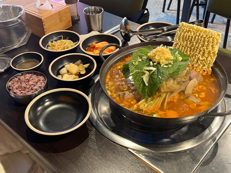  논현동밥집 수다감자탕 논현점 쫄면사리가 들어간 감자탕맛집
