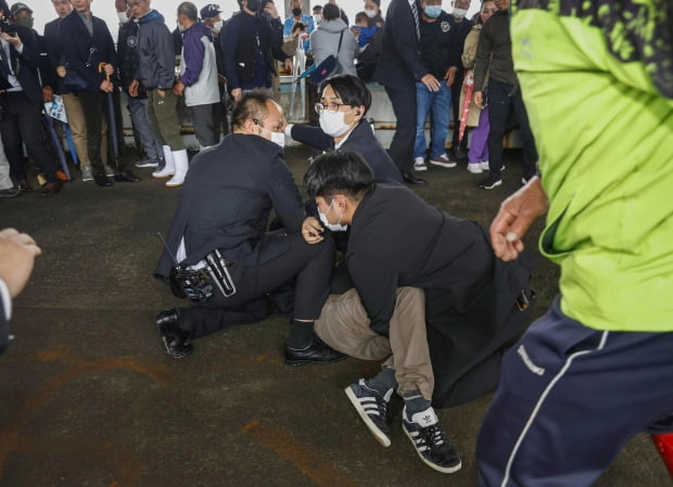 경호원보다 빨랐다…日 총리 구한 '꽃무늬 조끼' 아저씨