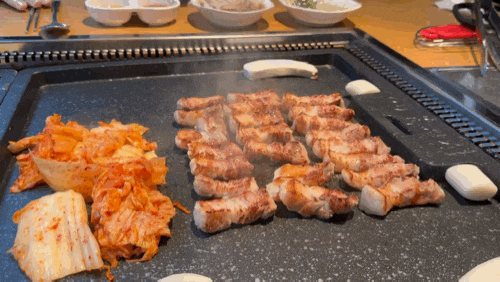  압도적인 불판사이즈! 부천역 고기 맛집 : 육꼬집 부천북부역점