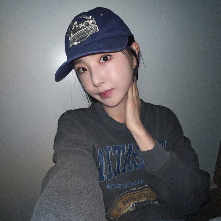  브레이브걸스 유나가 착용한 다크 그레이 맨투맨과 네이비 색상 모자