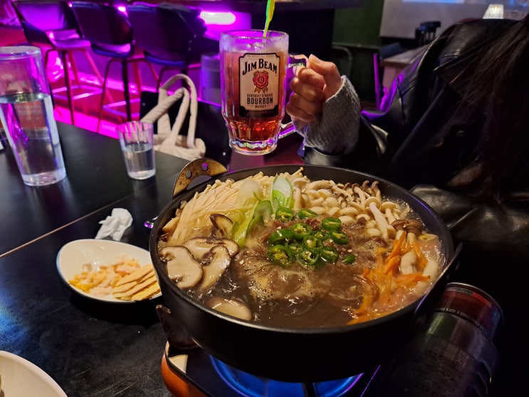  조명에 취하고 하이볼이 빛나는 부산술집 자매당