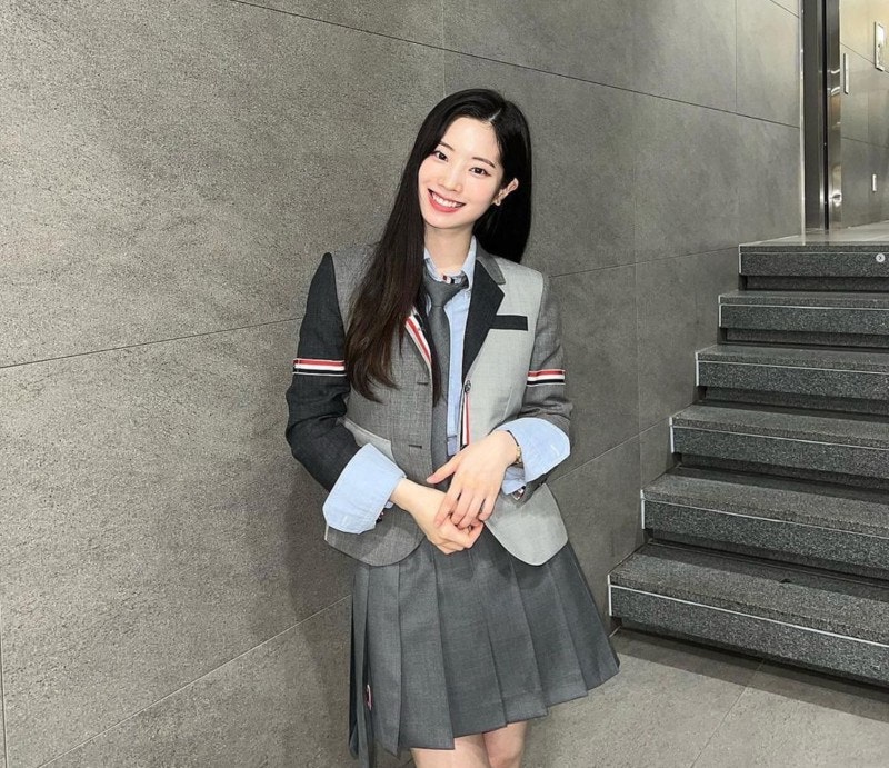 톰 브라운 스커트 치마 트와이스 다현 패션 코디 정보