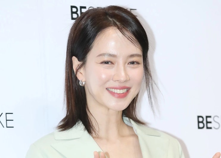 너무 예뻐서 유명했던 '멀리뛰기 선수' 출신 송지효, 어짜자고 '생(生)배 노출' 패션을? 너무 예뻐서 유명했던 '멀리뛰기 선수' 출신 송지효, 어짜자고 '생(生)배 노출' 패션을?