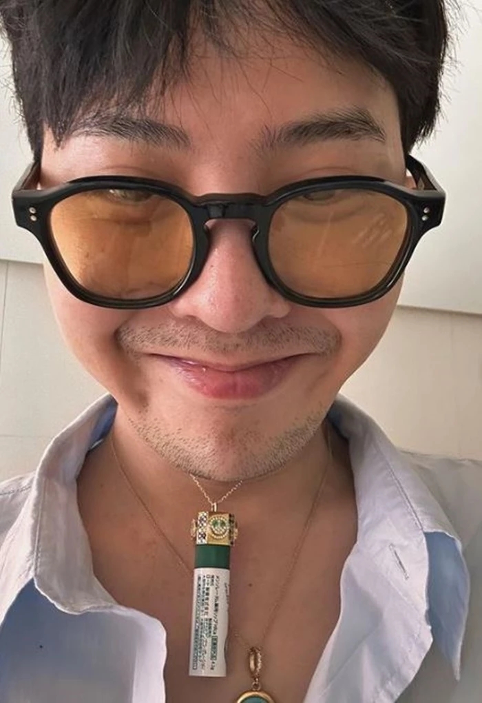 "유독 일본 여자와.." 지드래곤, 미모의 일본인 여성 셰프 무릎 베고 누워..."사랑해" 손 하트까지 "유독 일본 여자와.." 지드래곤, 미모의 일본인 여성 셰프 무릎 베고 누워..."사랑해" 손 하트까지