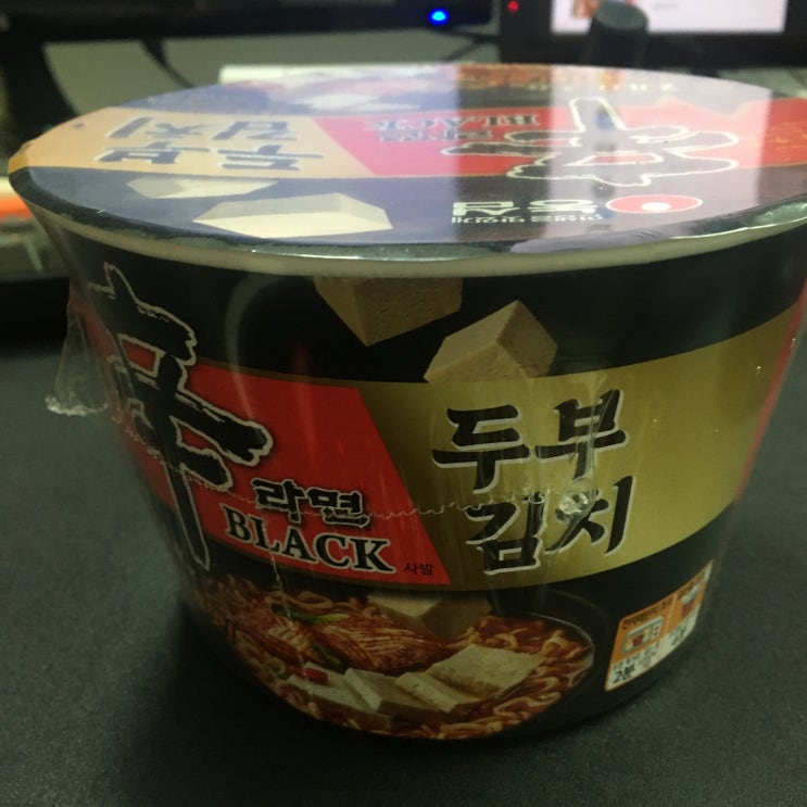  신라면 블랙 두부김치 컵라면 진한 김치국물 맛 두부는 살짝 빈약한 느낌
