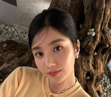  봄 날씨에 편하게 입는 비비안웨스트우드 여자 니트 가디건 코디 with 권은비