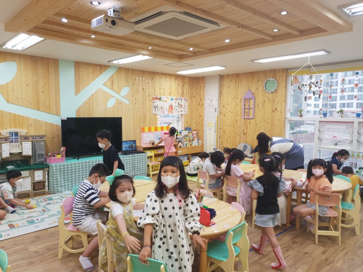 어린이집 내부를 국산 목재로 고쳐드려요! 어린이집 내부를 국산 목재로 고쳐드려요!