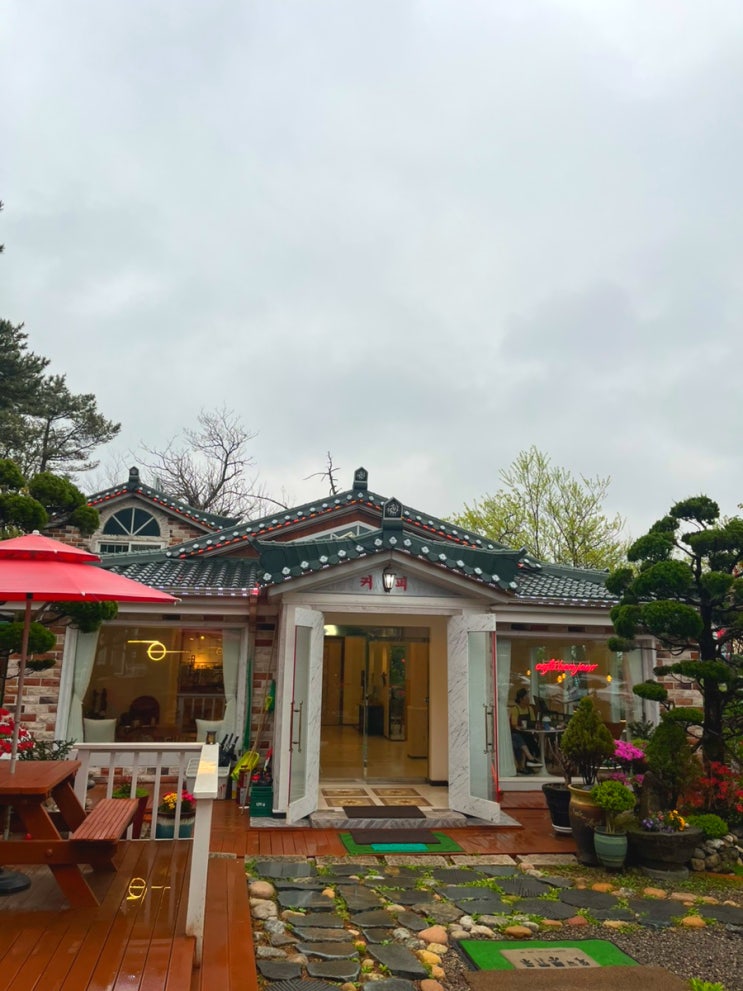  속초 노학동 카페 - 꽃과 정원이 예쁜 산마을에 봉쥬르카페