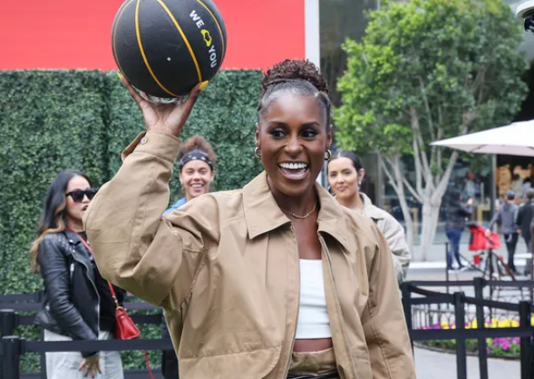 NBA에 대한 형제들의 사랑이 그녀를 팬으로 만들었다고 말하는 이사 레이: 그것은 나로 하여금 그들과 유대감을 갖게 합니다(단독) NBA에 대한 형제들의 사랑이 그녀를 팬으로 만들었다고 말하는 이사 레이: 그것은 나로 하여금 그들과 유대감을 갖게 합니다(단독)