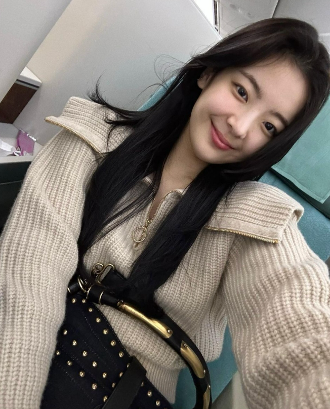  ITZY 리아의 센스 있는 하프 집업 니트 코디 알아보기
