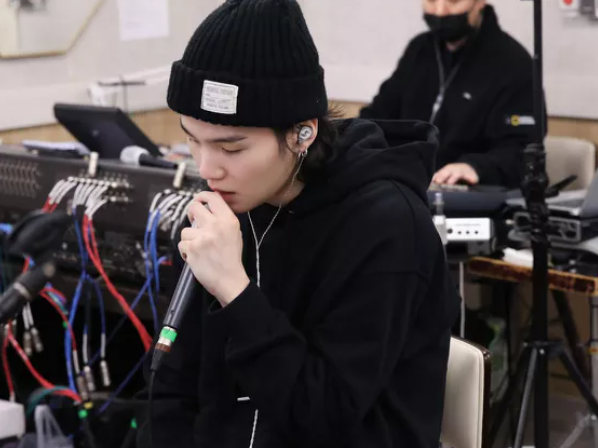다가오는 디즈니+ '로드 투 디데이' 다큐멘터리의 독점 비하인드 사진에서 빛나는 슈가 다가오는 디즈니+ '로드 투 디데이' 다큐멘터리의 독점 비하인드 사진에서 빛나는 슈가