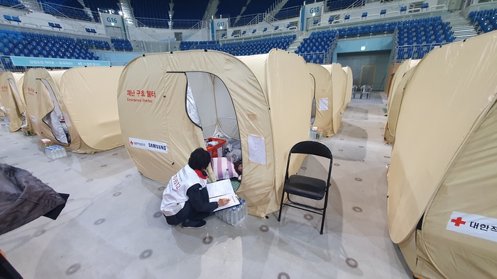 “요양보호사덕에 불길서 살아 나올 수 있었어요” “요양보호사덕에 불길서 살아 나올 수 있었어요”