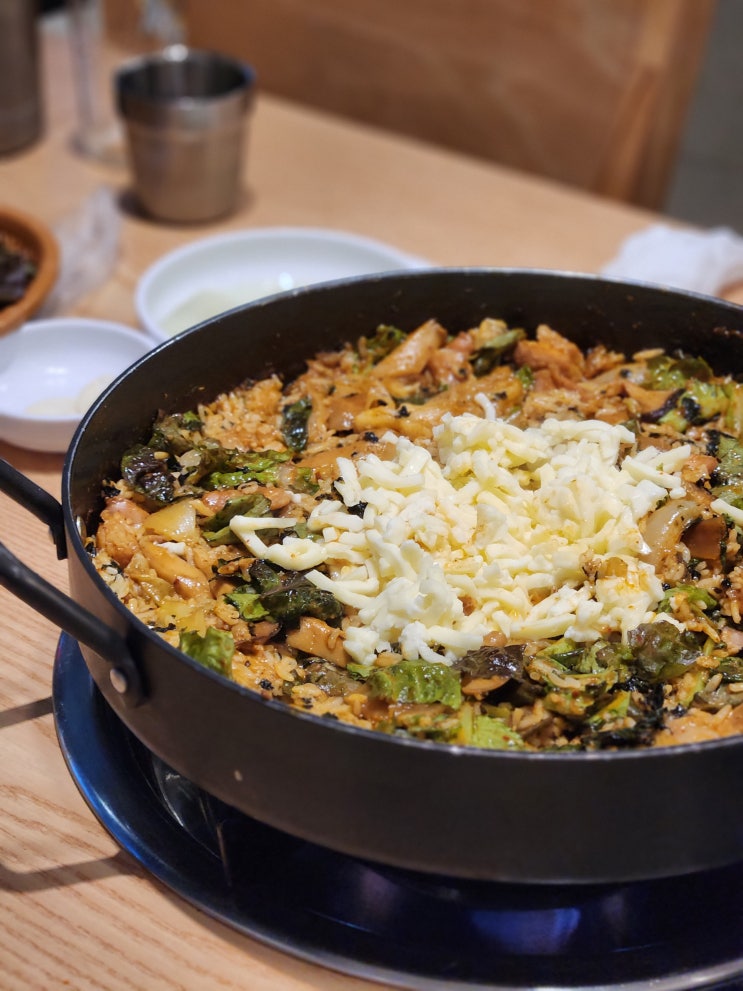  군산 조촌동 최성광참숯불닭갈비 - 기본 반찬 빵빵하고 철판 볶음밥까지 완벽했던 롯데몰 근처 맛집