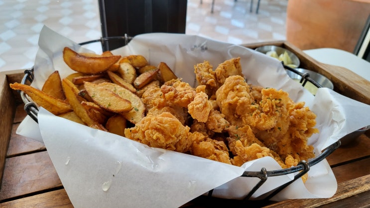  제주 뷰맛집 원앤온리: 뒤에는 산방산, 앞은 황우치해안