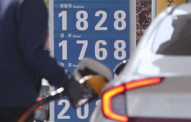 국내 휘발윳값 ℓ당 1700원 선 위협…OPEC+ 감산, 국제 유가 ‘고공행진’ 국내 휘발윳값 ℓ당 1700원 선 위협…OPEC+ 감산, 국제 유가 ‘고공행진’