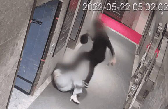 사라진 ‘7분’의 기억…그날 바지는 골반까지 내려가 있었다 사라진 ‘7분’의 기억…그날 바지는 골반까지 내려가 있었다