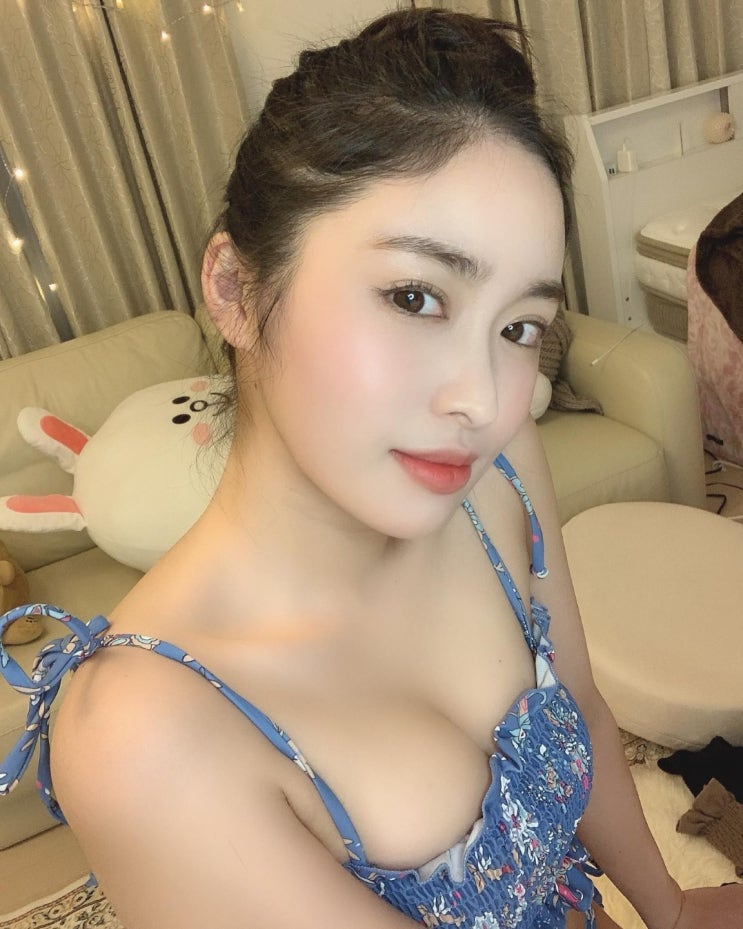 일본 배우 이치하라 란, 수영장에서 굴욕 없는 비키니 몸매 공개...'동백꽃' 촬영지 찾았다 일본 배우 이치하라 란, 수영장에서 굴욕 없는 비키니 몸매 공개...'동백꽃' 촬영지 찾았다