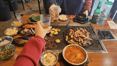 제주한경면흑돼지 추천 푸른 바다가 한눈에 보이는 신창 해안 도로에 위치한 판포그때그집! 픽드랍 가능 실화? 제주한경면흑돼지 추천 푸른 바다가 한눈에 보이는 신창 해안 도로에 위치한 판포그때그집! 픽드랍 가능 실화?