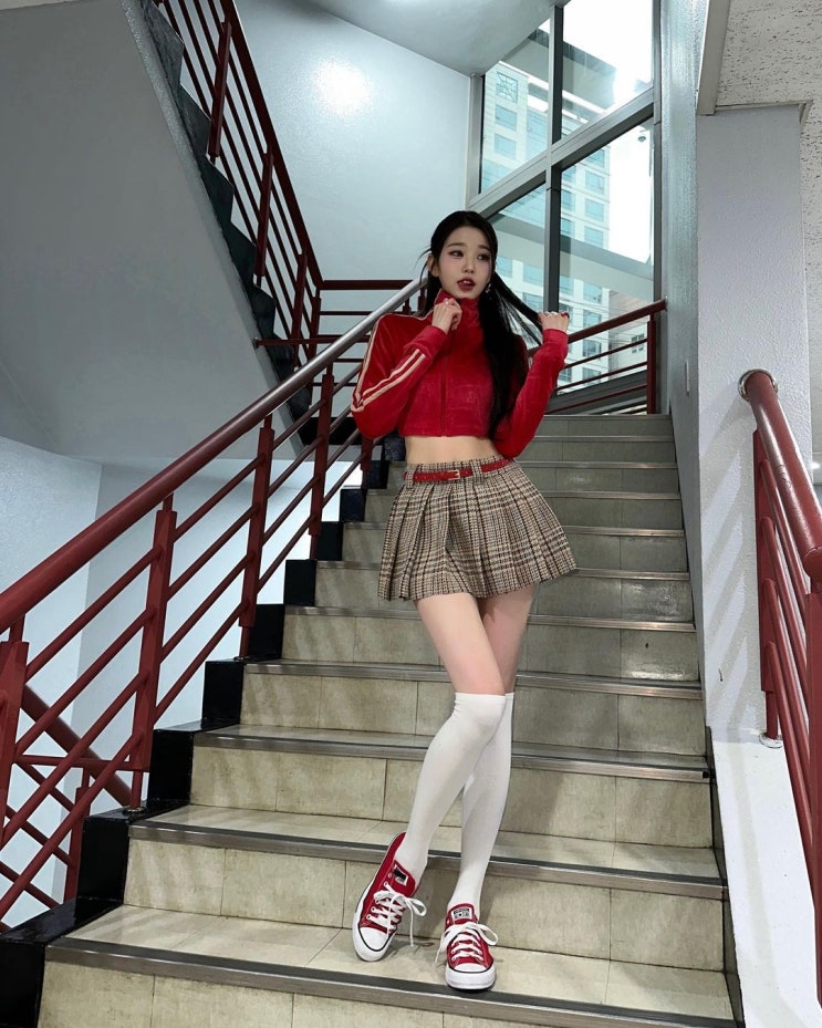 아이브 멤버 장원영·안유진, 기럭지 대결이 이럴까? 얼마나 마른거야 슬랜더 몸매 자랑 아이브 멤버 장원영·안유진, 기럭지 대결이 이럴까? 얼마나 마른거야 슬랜더 몸매 자랑