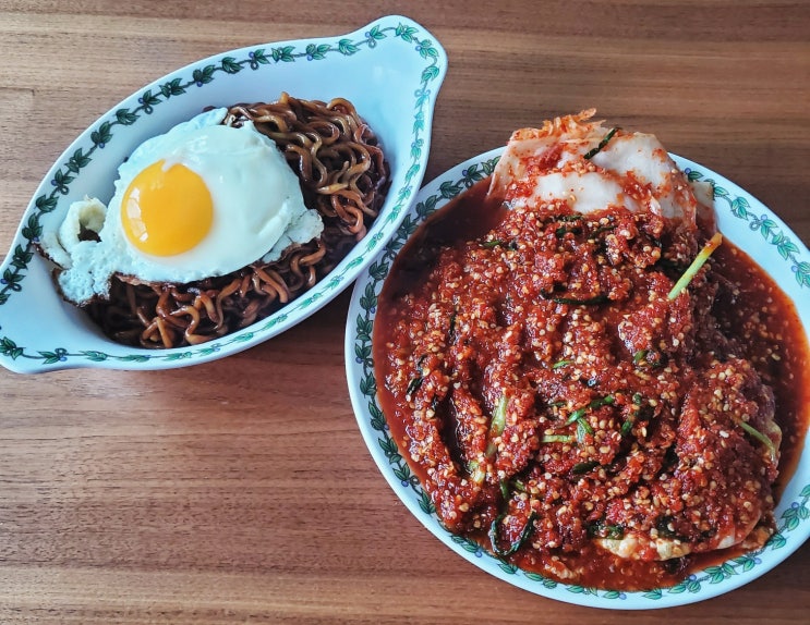 요즘 대세 중독성 있는 매운맛의 끝판왕 "홍익 김치" 요즘 대세 중독성 있는 매운맛의 끝판왕 "홍익 김치"