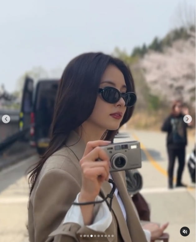 "이렇게까지 해야 하나" 톱스타 신세경, 햇빛아래 빛나는 첫사랑 미모...카메라로도 못담는 비주얼 "이렇게까지 해야 하나" 톱스타 신세경, 햇빛아래 빛나는 첫사랑 미모...카메라로도 못담는 비주얼