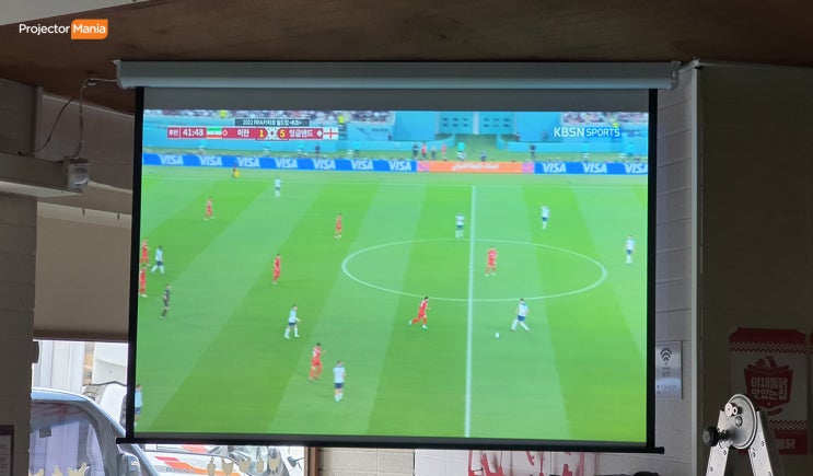  치킨집에서 대형화면을 보고싶다면 업소용 빔프로젝터 EB-W51로 더욱 크게!