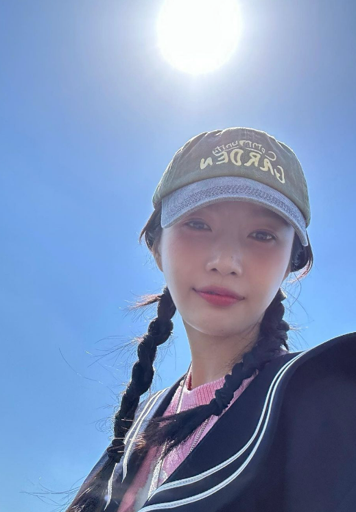  조이가 봄에 선택한 세일러문을 떠올리게 하는 감각적인 세일러 자켓 공개