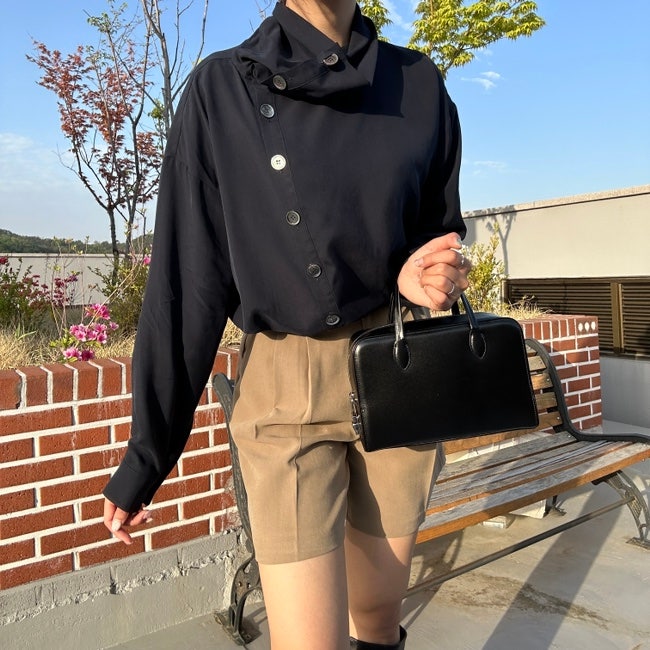  여성스러움이 돋보이는 그리니스트 투웨이 자개단추 블라우스 후기