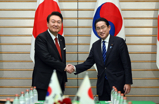 한.일회담에 답을 한 기시다.  <b>야스쿠니 신사에</b> 공물 <b>봉납</b>