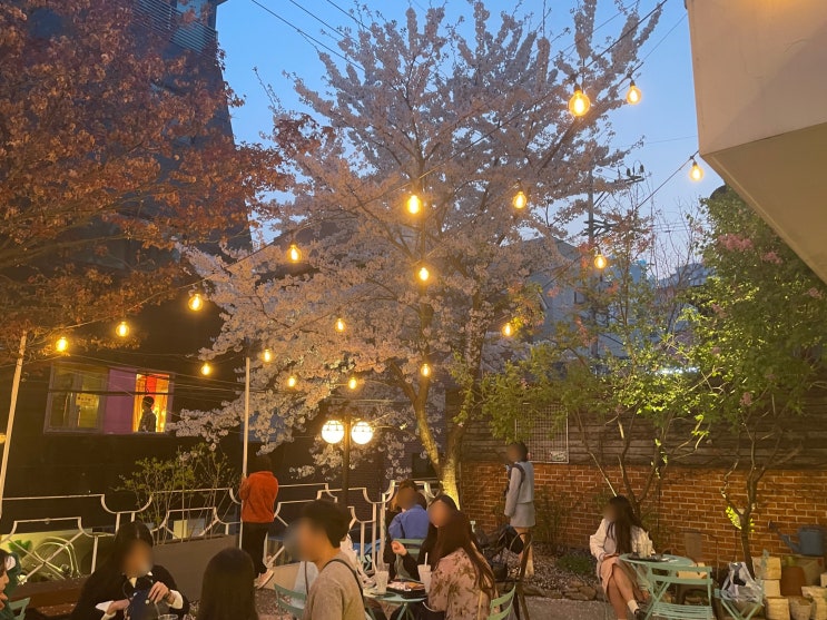 합정거리를 내다보기 좋은 넓은 테라스카페 허밍벨라