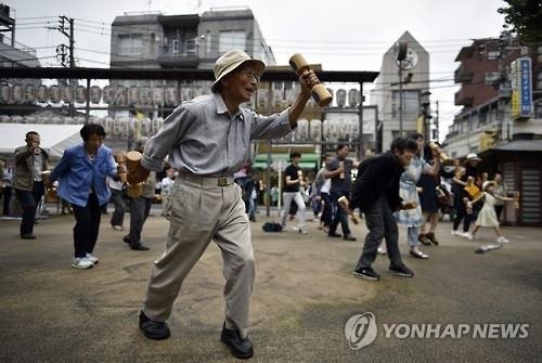 노인 부양하느라 허리 휜다…연금 폭탄에 우는 이 나라