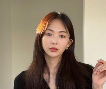  배우 금새록이 선택한 10만원대 20대 여자 대학생 가방으로 미니 토트백 추천