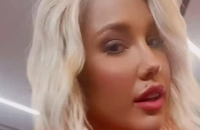Savannah Chrisley는 그녀가 통제할 수 없는 승객이라는 이유로 남서쪽 비행기에서 쫓겨났다고 말합니다 Savannah Chrisley는 그녀가 통제할 수 없는 승객이라는 이유로 남서쪽 비행기에서 쫓겨났다고 말합니다