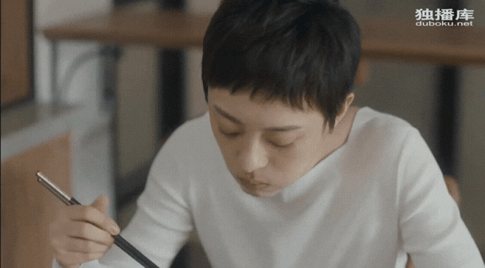  <중드 안가 32화>불쌍한 팡쓰진!! 가진돈 가족한테 다뜯겨서 돈없어서 이틀동안 굶었데요통장잔액  꼴랑 五十七块(만원)!!!!