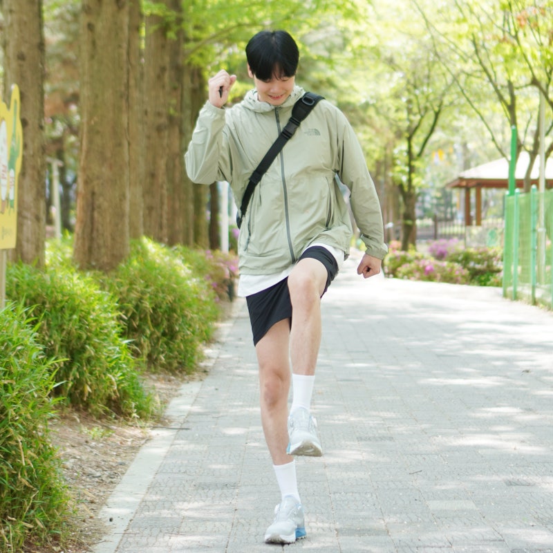 남자 경량 바람막이 추천 노스페이스 티셔츠와 착용하고 있어요