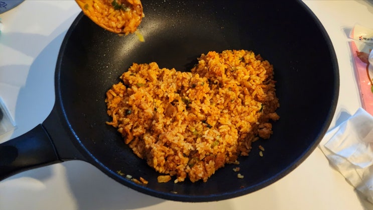  냉동 유가네 닭갈비 볶음밥 . 맛있는데 냉동이라 잊고지내다 먹어봄