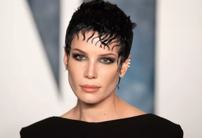 그들의 모유가 그들의 '최고의 피부 관리 재료'라고 말하는 Halsey: '그것은 산화 방지제로 가득 차 있습니다.' 그들의 모유가 그들의 '최고의 피부 관리 재료'라고 말하는 Halsey: '그것은 산화 방지제로 가득 차 있습니다.'