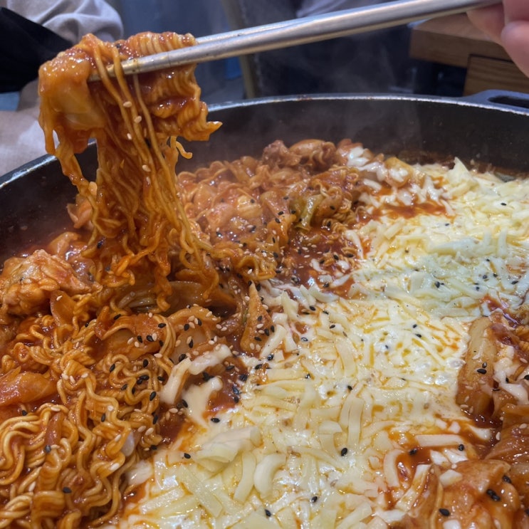  홍대 장인닭갈비 진짜 홍대 닭갈비 중에 최고다 데이트코스로도 딱이라는 말씀~ 모듬사리 뼈없는 닭갈비 그리고 장인볶음밥까지 흡입한 대만족후기