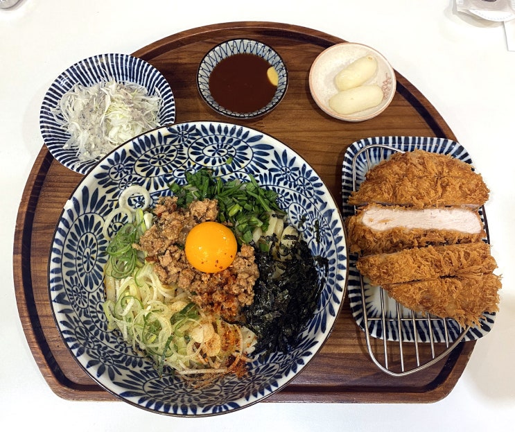  백소정 메뉴 중 오꼬노미카츠와 마제소바세트