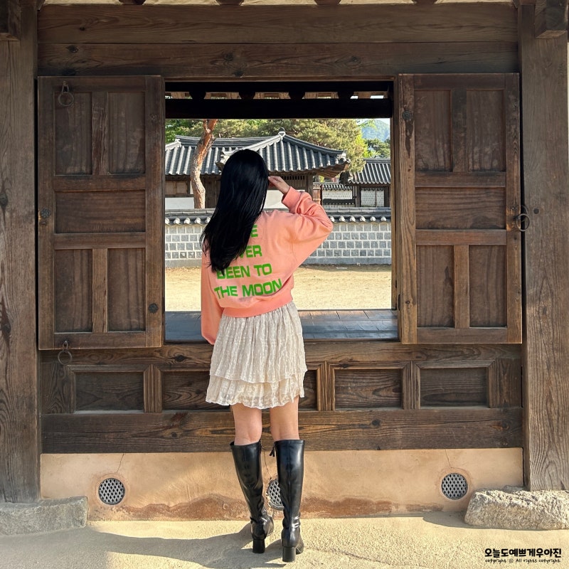 타라바이모션 여자맨투맨 & 레이스 미니스커트 봄코디 여행룩