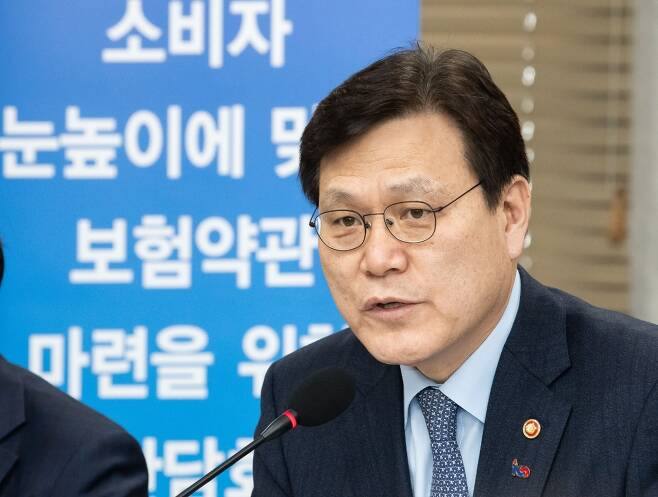 보험사 사장도 “암호문 같아”…‘깨알약관’ 언제쯤 쉬워질까? 보험사 사장도 “암호문 같아”…‘깨알약관’ 언제쯤 쉬워질까?