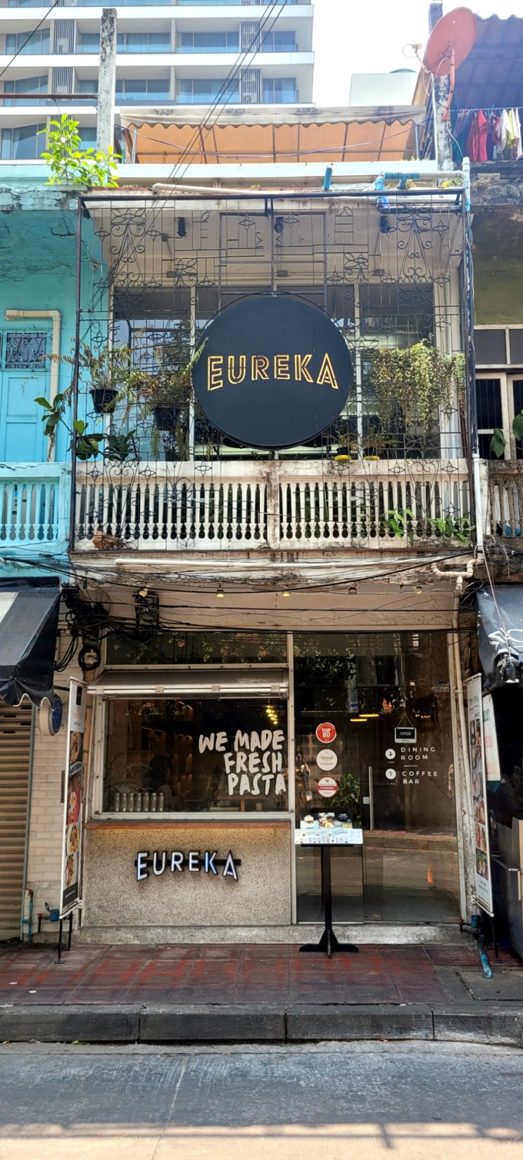 [방콕] 유레카, 노스이스트와 1분거리 살라댕역 현지 감성카페